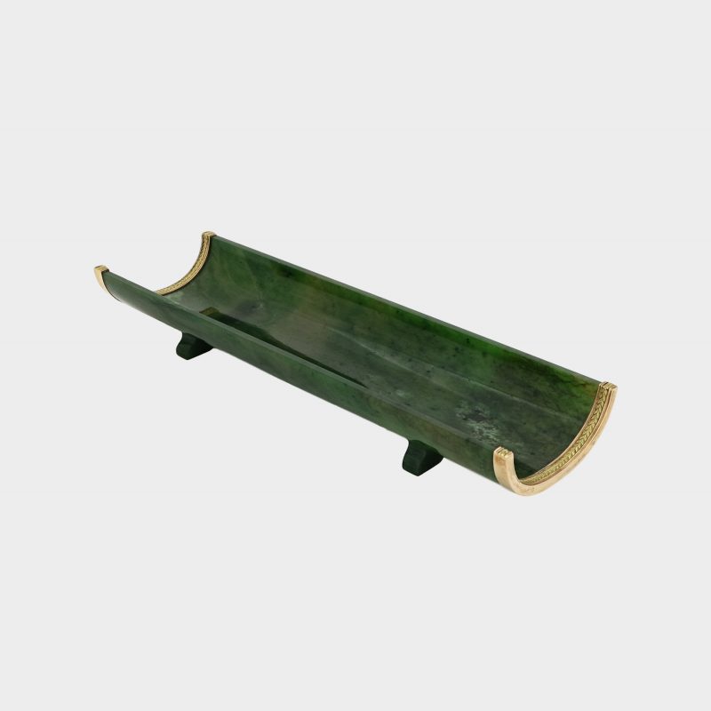 Russian nephrite pen tray, probably Faberge on two scrolling nephrite feet, each end applied with a gold laurel leaf border